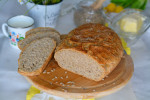 Domowy chleb razowy z ziarnami