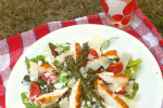 Salatka z grillowanym kurczakiem i szparagami