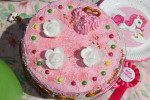 Różowy tort z malinową nutą dla dziewczynki