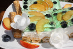 Ciasto na paluszkach francuskich z kremem mascarpone, owocami i galaretką