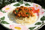 Spaghetti z mięsem mielonym, papryką, groszkiem i sosem pomidorowym
