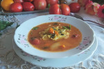 Kremowa  zupa ze świeżych pomidorów z cjhrupiącymi    kotlecikami serowo makaronowymi.