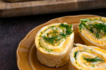 Rolada omletowa z pastą jajeczną i serem żółtym