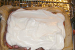 Ciasto kakaowe z truskawkami i pianką bezową