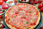 Domowa pizza Margherita z sosem pomidorowym