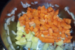 Rozgrzewająca zupa z marchewki posypana rukolą i liśćmi białej rzodkwi