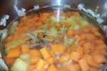 Rozgrzewająca zupa z marchewki posypana rukolą i liśćmi białej rzodkwi