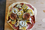 Chrupiąca pizza z figą, salami i serem lazur