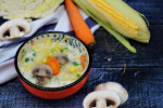 Jesienna zupa z kapustą włoską, marchewką, pieczarkami, ziemniakami i kukurydzą