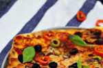 Pizza z owczym serem, anchois, chili i oliwkami