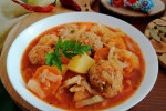 Maślana zupa warzywna z pulpetami mięsnymi