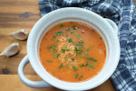 Zupa pomidorowa na skrzydełkach z nutą czosnku