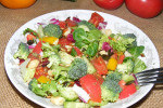 Mix sałat z brokułem, pomidorem, papryką, orzechami i pestkami