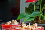 Warstwowy deserek truskawkowy z chia i granolą orzechową