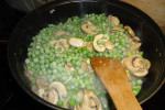 Polędwiczki prowansalskie z sosem pieczarkowym i zielonym groszkiem