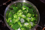 Warstwowa sałatka z brokułami i chrupiącymi orzeszkami
