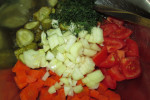 Sałatka z gotowanej marchewki, pomidorów i ogórków konserwowych