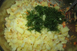 Sałatka ziemniaczana z surowymi warzywami, prażonym słonecznikiem i pastą Ajvar