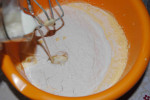 dodanie sypkich i płynnych składników do jajek