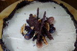 Tort ozdobiony falbaną z gorzkiej czekolady