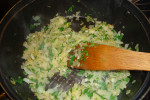Zapiekany dorsz z pietruszkowym pesto podany na młodych ziemniakach w aromatycznym sosie pomidorowym