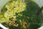 Serowa zupa krem z brokułem, ziołami i orzechami
