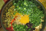 Ziemniaczana sałatka curry z oliwkami