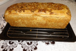 Chleb pszenny na żytnim zakwasie posypany ziarnem słonecznika.