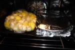 Filet z gęsi pieczony w kapuście kiszonej z żurawiną.
