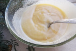 Jajka z cukrem zmiksować za pomocą miksera na puszystą pianę i wymieszać z ciepłą masłowo-miodową masą.