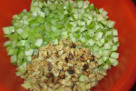 Sałatka warzywna z gruszkami, pieczarkami i orzechami