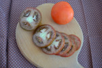 Pomidory pokroić w talarki, cebule w cienkie pół-talarki.