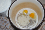 dodanie jajek, oleju i przypraw