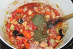 Kremowa zupa pomidorowa z ryżem i suszoną śliwką
