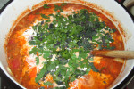 Kremowa zupa pomidorowa z ryżem i suszoną śliwką