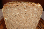 Chleb żytni razowy na zakwasie żytnim z pestkami słonecznika i dyni.