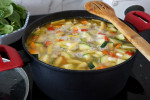Zupa minestrone z młodych warzyw z mielonym indykiem