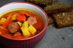 Zupa pomidorowa z kiełbasą i ziemniakami