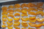 Ciasto orzechowo-serowe z brzoskwiniami