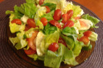 Sałatka - pomidory z mozzarellą,sałatą zieloną i bazylią