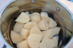 Swojski mielony z czosnkowymi ziemniakami i sosem z grzybów leśnych