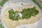 Szpinakowo-czosnkowe z mozzarellą drożdżowe ciasto