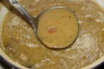 Z mrożonych grzybów pyszna zupa z makaronem, śmietaną