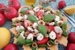 Sałatka na roszponece z listkami bazylii , mini mozzarellą , pomidorem i oliwkami