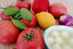 Domowy chłodnik pomidorowy z mini mozzarellą