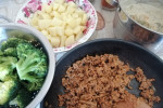 Zapiekanka z brokułem , ziemniakami i mieloną szynką w sosie serowo - pieczarkowym