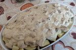 Zapiekanka z brokułem , ziemniakami i mięsem mielonym w sosie serowo - pieczarkowym