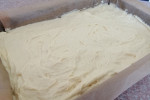 Kruche ciasto na mąkach mieszanych ze śliwkami , kremem budyniowym i bezą osypaną płatkami migdałowymi