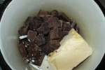 Sernik czekoladowy z truflami, chałwą i kawą