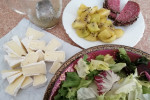 Sałatka z salami , serem camembert i kiwi